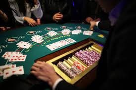 Cash Out interface showing live bet value and settlement options